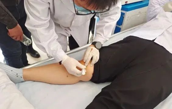 喀什地区第一人民医院赴莎车县人民医院、泽普县人民医院开展「PRP 治疗膝关节骨性关节炎适宜技术推广」活动