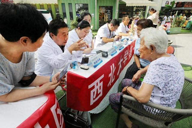 西北大学第一医院六大科室携手助力社区行活动