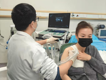 武汉市第一医院：肩袖损伤疼到抬不起肩膀？超声引导下PRP注射，帮你精准修复！